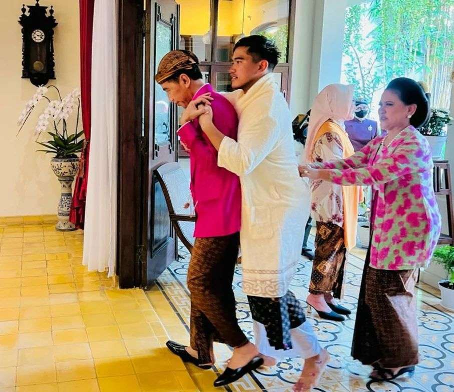 Tangis Iriana Pecah Usai Prosesi Sungkeman dan Siraman Kaesang Pangarep