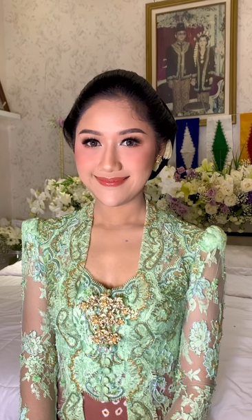 Gaya Makeup Erina Gudono