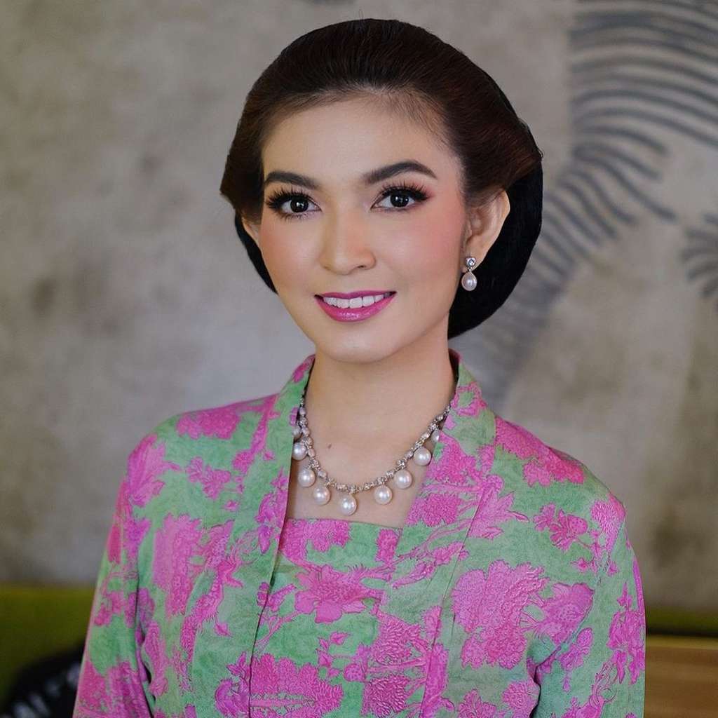 Gaya Makeup Selvi Ananda