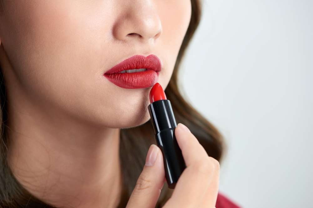 Memakai Lipstik Merah