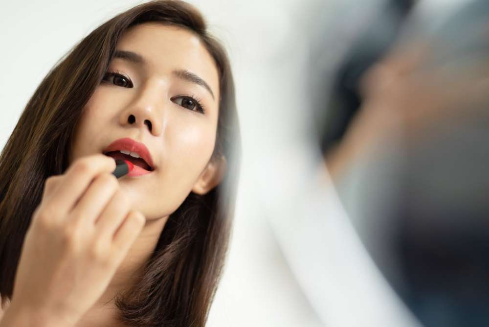 Memakai Lipstik Merah