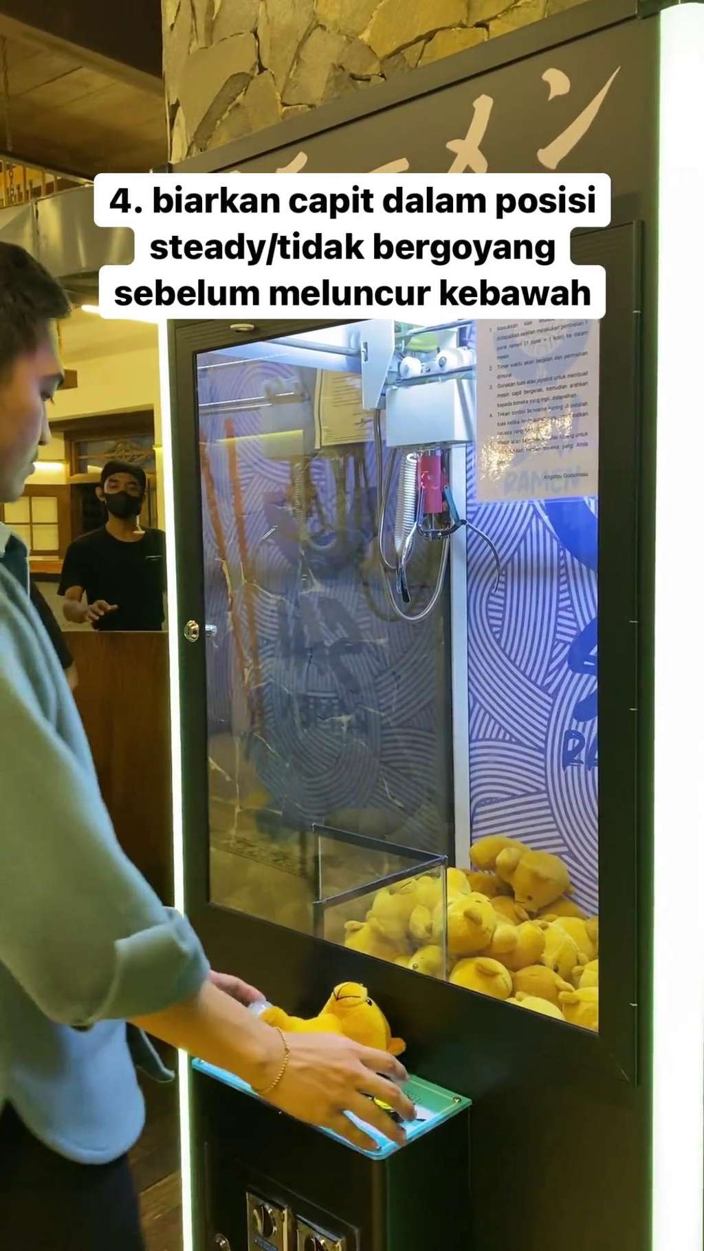Pria ini kasih tips main mesin capit boneka anti-gagal.