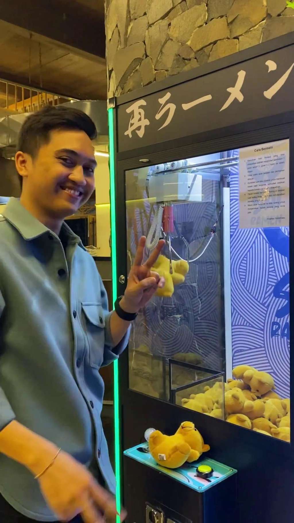Pria ini kasih tips main mesin capit boneka anti-gagal.