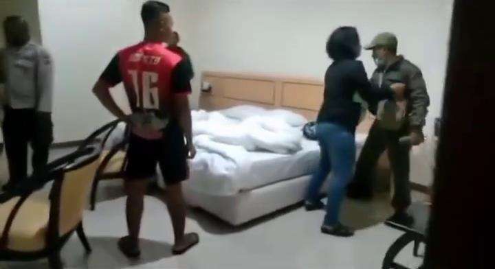 Ibu Persit kedapatan selingkuh setelah digerebek suaminya di kamar hotel.