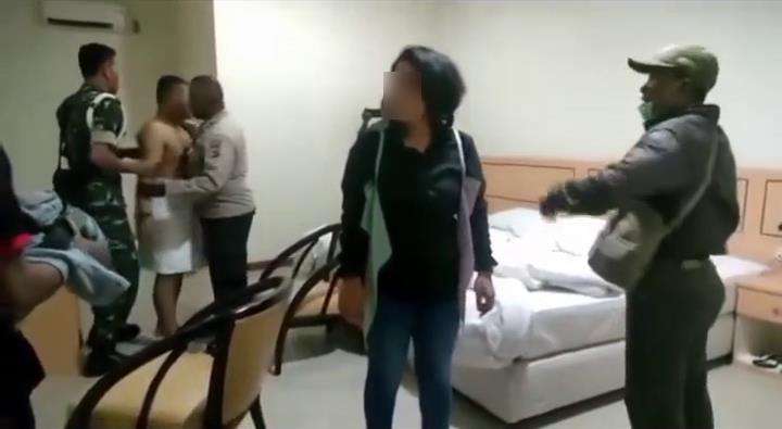 Ibu Persit kedapatan selingkuh setelah digerebek suaminya di kamar hotel.