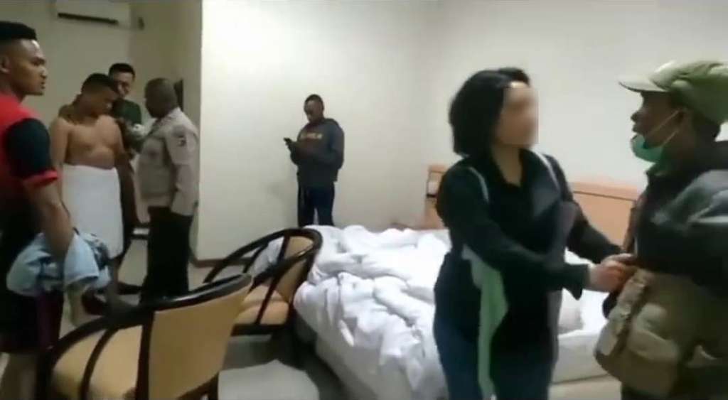 Ibu Persit kedapatan selingkuh setelah digerebek suaminya di kamar hotel.