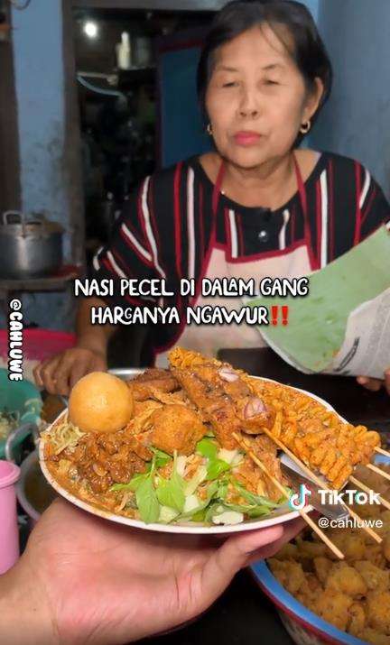 Viral warung nasi pecel porsi segunung cuma Rp10 ribu.