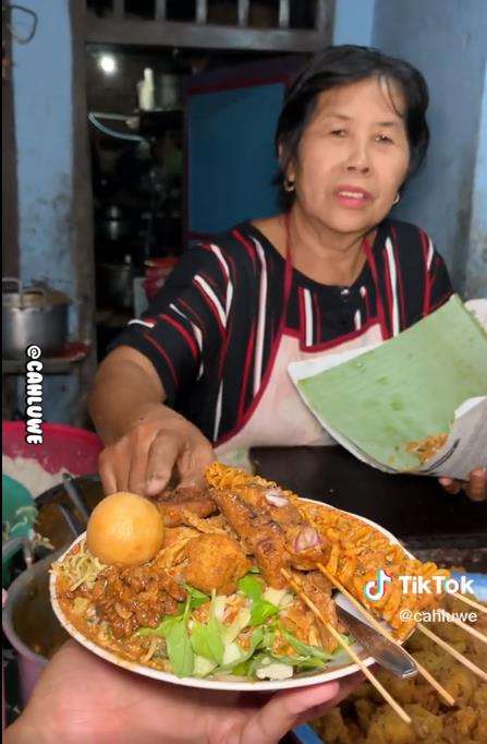 Viral warung nasi pecel porsi segunung cuma Rp10 ribu.