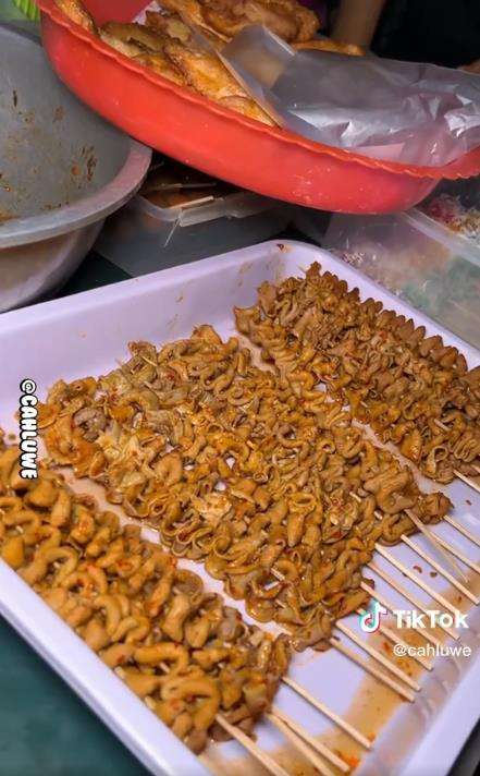 Viral warung nasi pecel porsi segunung cuma Rp10 ribu.