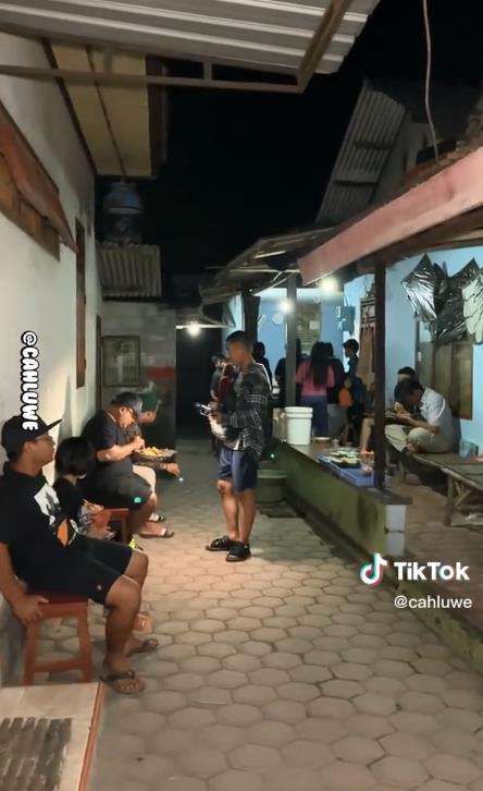 Viral warung nasi pecel porsi segunung cuma Rp10 ribu.