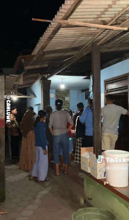 Viral warung nasi pecel porsi segunung cuma Rp10 ribu.