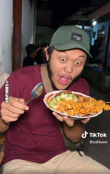 Viral warung nasi pecel porsi segunung cuma Rp10 ribu.