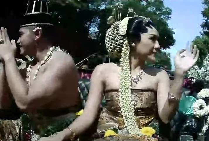 Kaesang dan Erina Kirab