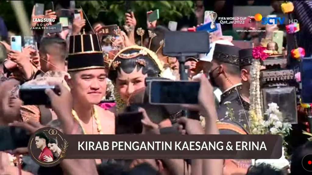 Kaesang dan Erina Menaiki Kereta Kencana