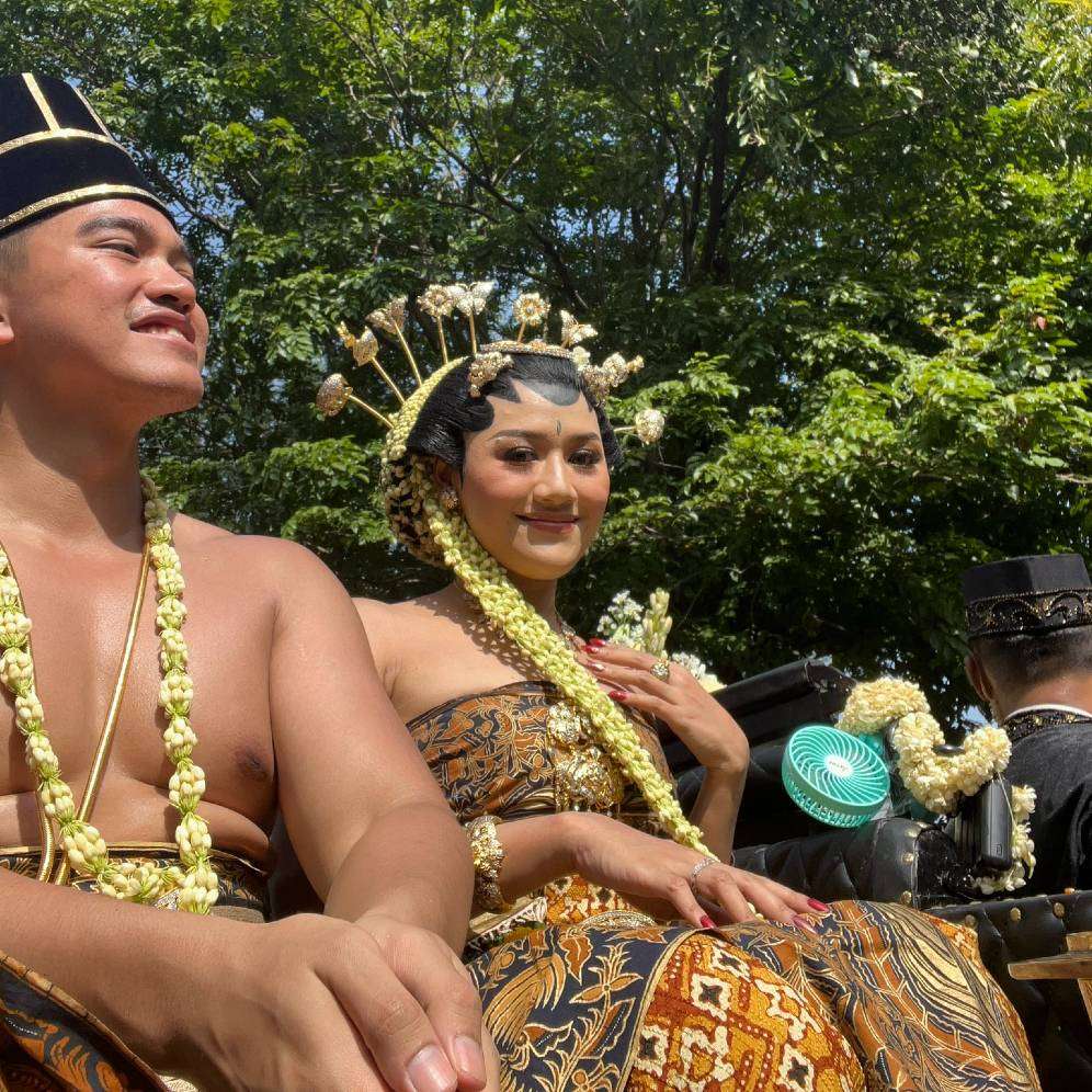 Kaesang di atas kereta