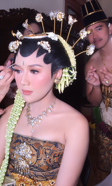 Proses Makeup Erina Gudono