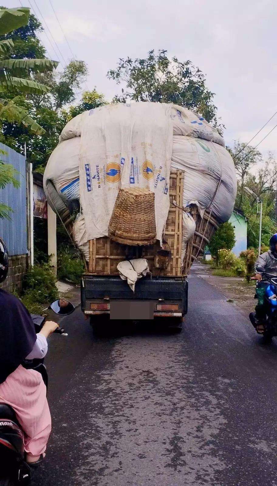 aksi nyeleneh para sopir saat mengangkut barang yang bikin was-was dan deg-degan.