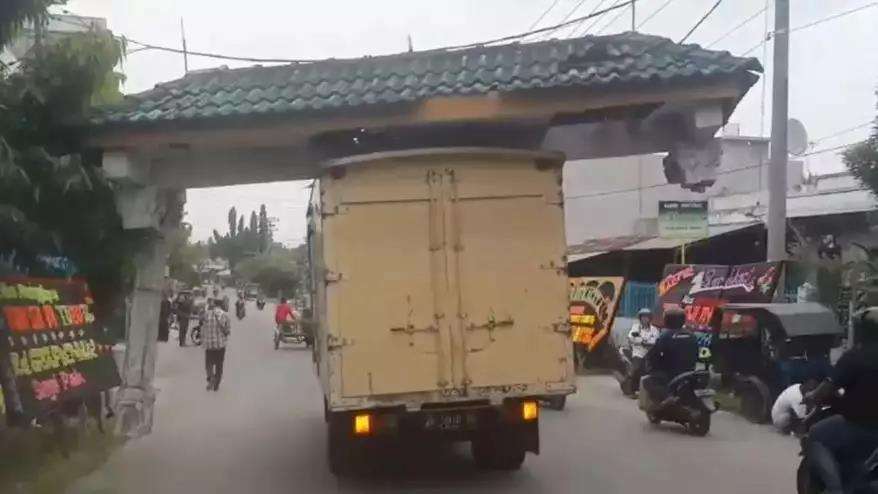 aksi nyeleneh para sopir saat mengangkut barang yang bikin was-was dan deg-degan.