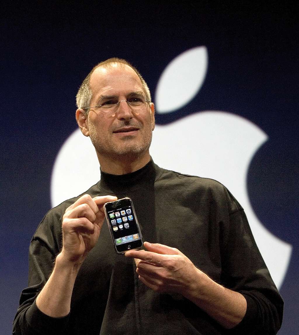 Stve Jobs saat memperkenalkan iPhone tahun 2007