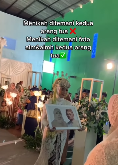 Pengantin 'Bawa' Mendiang Orangtua ke Pelaminan