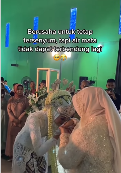 Pengantin 'Bawa' Mendiang Orangtua ke Pelaminan