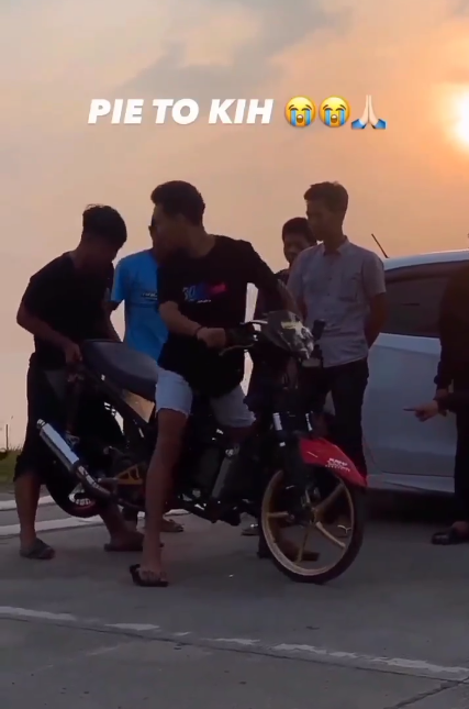 Asyik Geber Motor, Momen Sarung Pemuda Nyangkut di Roda Ini Bikin Ngilu
