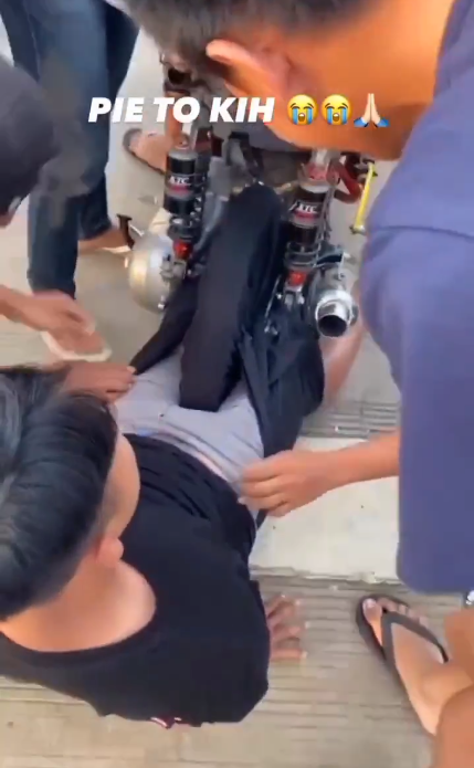 Asyik Geber Motor, Momen Sarung Pemuda Nyangkut di Roda Ini Bikin Ngilu