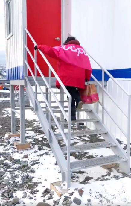 Viral kurir ciptakan rekor pengiriman paket makanan terjauh di dunia.