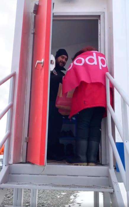 Viral kurir ciptakan rekor pengiriman paket makanan terjauh di dunia.