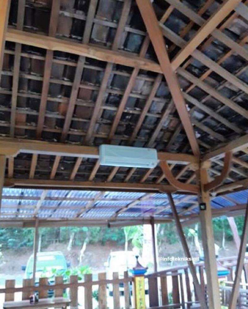 Foto pemasangan AC nyeleneh yang bikin ngakak dan tepuk jidat.