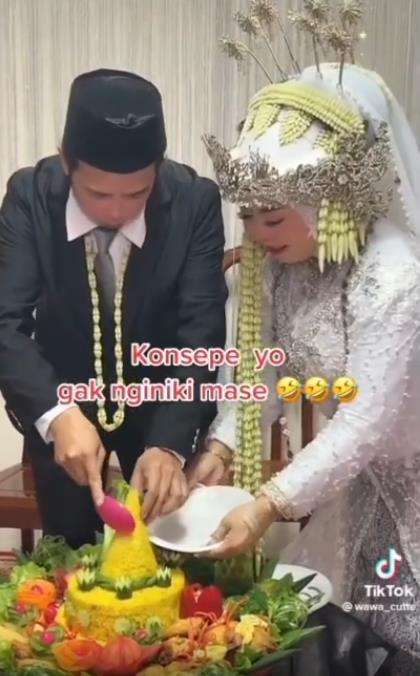 Momen kocak pengantin pria potong tumpeng pernikahan.