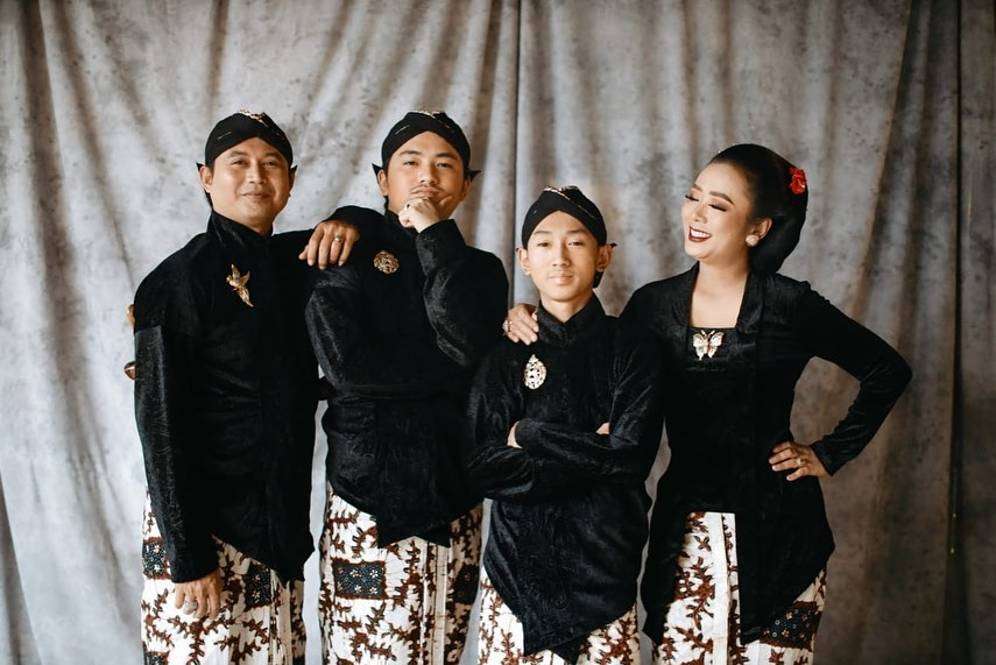 Kompak berseragam