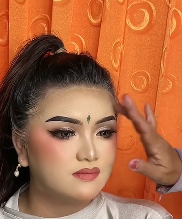 Melakukan Ritual Khas Kalimantan