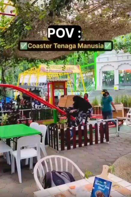 Aksi emak-emak kayu roller coaster tenaga manusia.