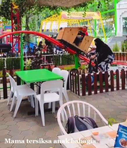 aksi emak-emak kayuh roller coaster tenaga manusia.