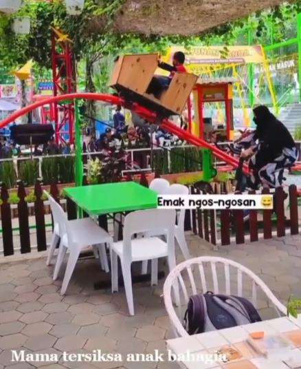 aksi emak-emak kayuh roller coaster tenaga manusia.