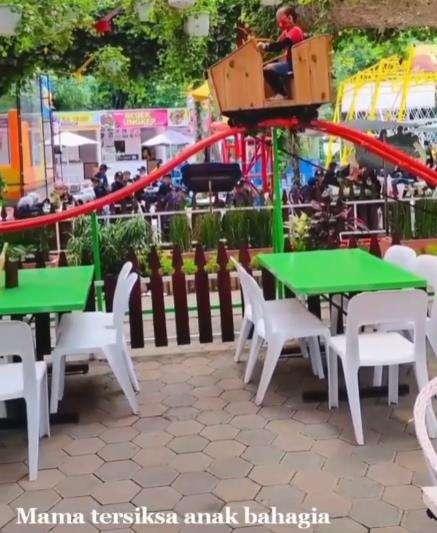 aksi emak-emak kayuh roller coaster tenaga manusia.