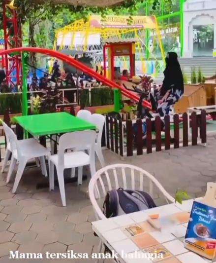 aksi emak-emak kayuh roller coaster tenaga manusia.