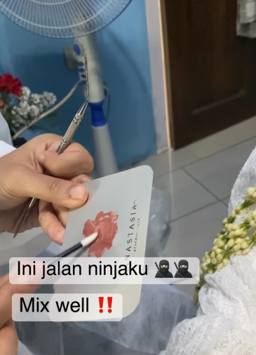 Memakai Lipstik