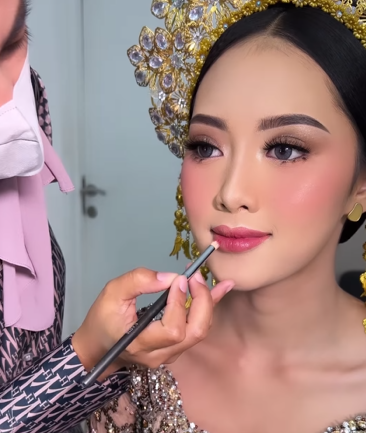 Memakai Lip Pencil