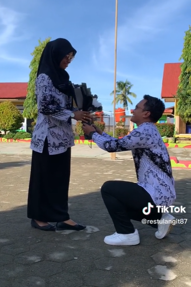 Cinta Bersemi di SD, Aksi Guru Melamar Kepala Sekolah Ini Jadi Sorotan