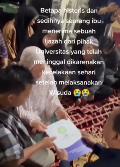 Momen Ibu Menangis Histeris Terima Ijazah Anak yang Meninggal