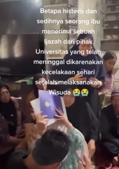 Momen Ibu Menangis Histeris Terima Ijazah Anak yang Meninggal