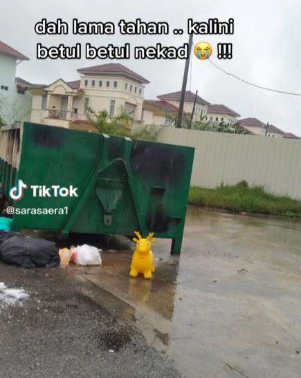 Cerita seram boneka kuda lompat-lompat pinggir tempat tidur.