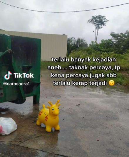 Cerita seram boneka kuda lompat-lompat pinggir tempat tidur.