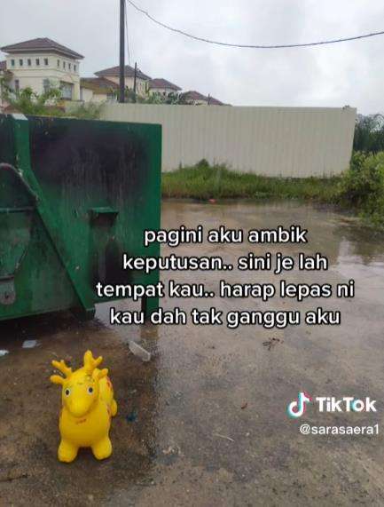 Cerita seram boneka kuda lompat-lompat pinggir tempat tidur.