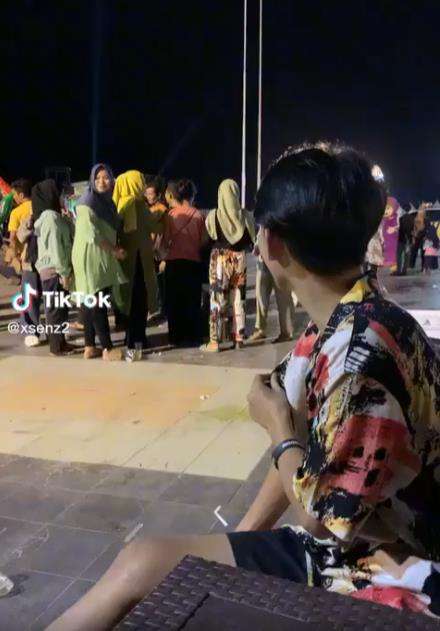 Ngakak! Motif Baju Cowok Ini Kembar dengan Celana Cewek.