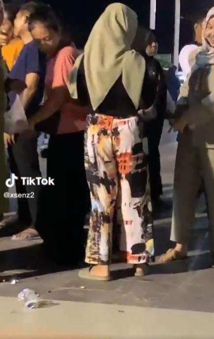 Ngakak! Motif Baju Cowok Ini Kembar dengan Celana Cewek.