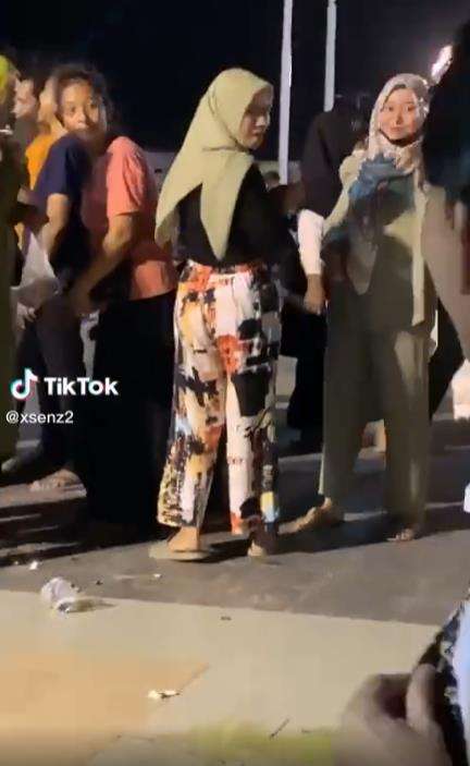 Ngakak! Motif Baju Cowok Ini Kembar dengan Celana Cewek.