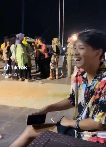 Ngakak! Motif Baju Cowok Ini Kembar dengan Celana Cewek.